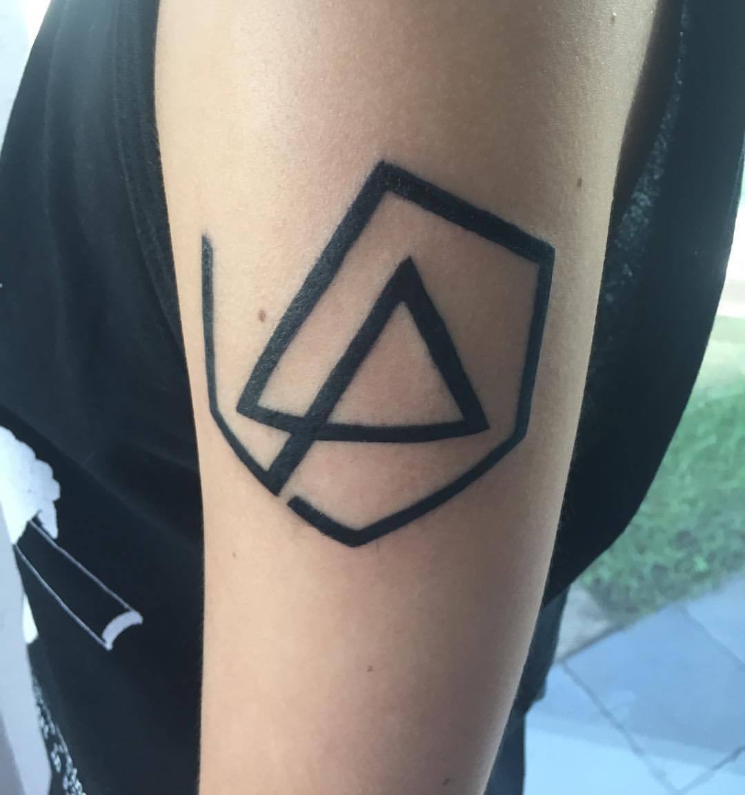 Surprise everyone! 😍 I just got my tattoo in dedication to @chesterbe 😊I hope you all like it ❤️