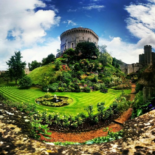 cortneynpace: Windsor Castle. When I heard the queen just arrived when I was there I cried.
