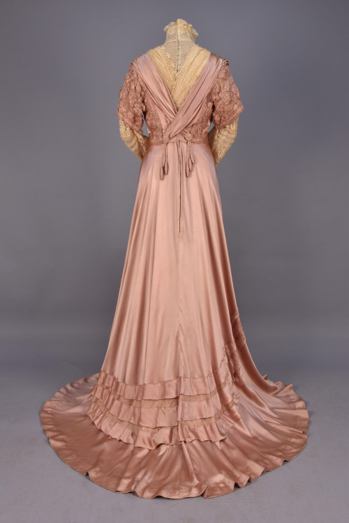 fripperiesandfobs:Afternoon dress ca. 1908From Whitaker AuctionsWow, what is that chain made of? How