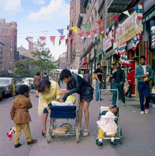 fuckyeahvintage-retro:  Manhattan, NY, 1970s © Eva Lewitus 