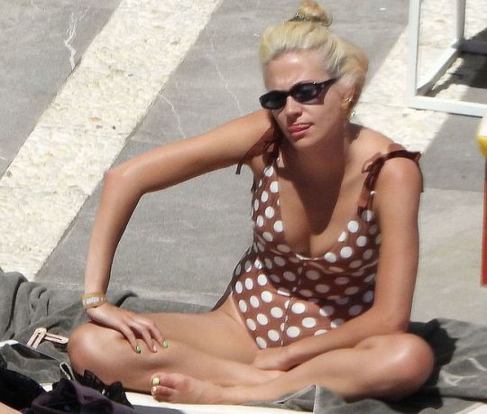 Pixie Lott Caught Sunbathing In Sexy Bikini porn pictures