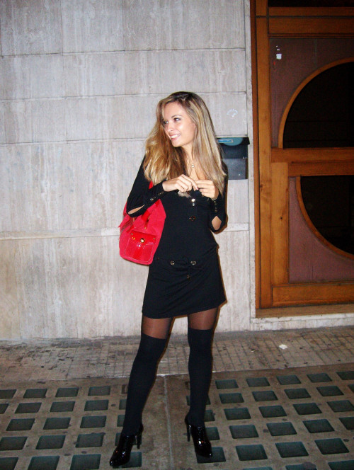 hotdressedwomen:  Found while surfing the net…