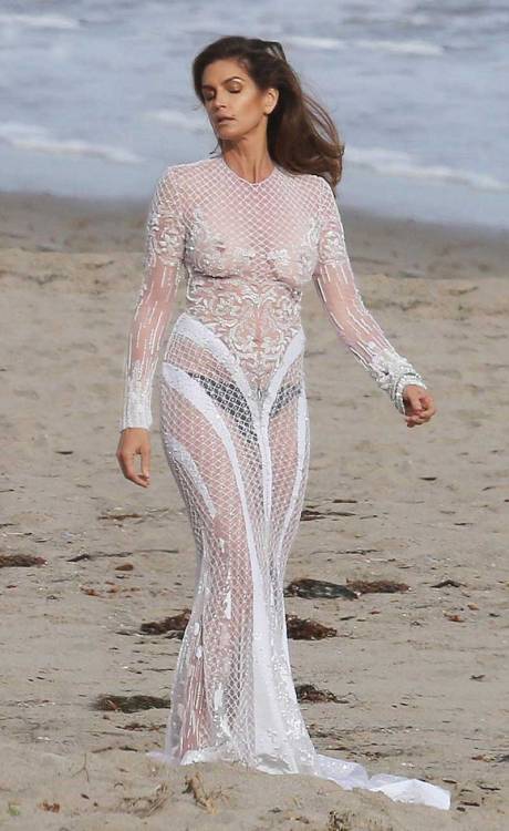 Cindy Crawford braless in lace dress on the beach