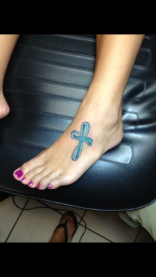 gkl1:  More from Stephanie. Forget the tattoo, look at those toes!