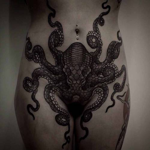 310greg:  OCTOPUSSY….       (via TumbleOn)