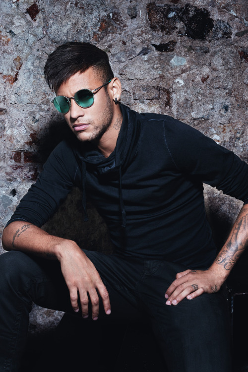 Police : c'est Neymar Jr la vedette pour 2015 http://fashions-addict.com/Police-c-est-Neymar-Jr-la-v