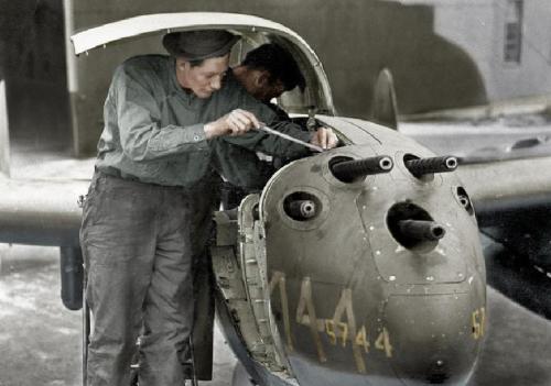 blogmachineimages: Servicing the guns. Source: openpics.aerobatic.io/