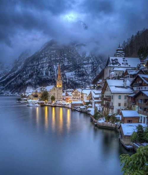 Hallstatt im Winter © Raimund Pasch #weloveaustria #lake #placetovisit #salzkammergut #wanderlust #c