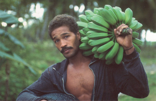 kicker-of-elves:Santiago de Cuba,  trabajador con racimo de platanos      mimmofabrizi.itMimmo Fabri