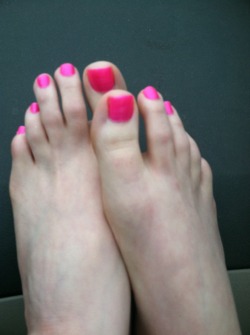 kissabletoes:  Sweet, soft and oiled up! Bet you wish you could feel them right now! 💋
