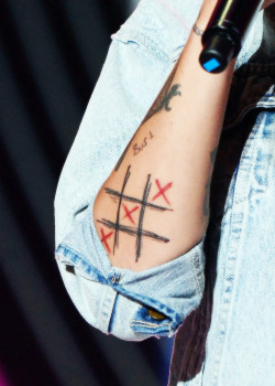 slutzouis:  Louis’ new tattoos 