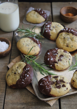 foodffs:  SPICY ROSEMARY CHOCOLATE CHIP COOKIES