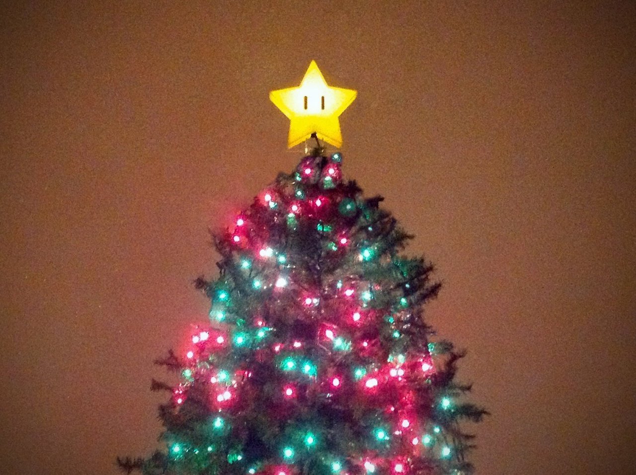 retrogamingblog:Super Mario Bros Invincibility Star Tree Topper made by Plasmatorium