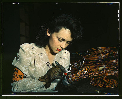 sweetappletea:  rouquinoux:  The real Bomb Girls in wartime in USA, in the 40’s.