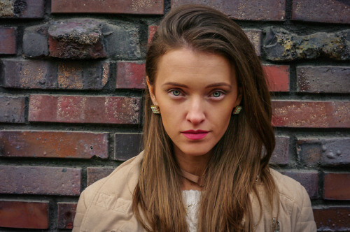 jerzee55z:  Dee on a brick background) © Pictoman