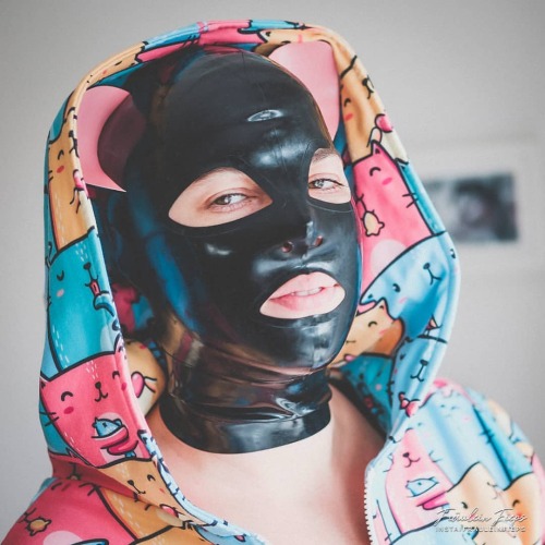 purrfectly matching hoodie #latex #rubber #gummi #gummigirl #latexmask #latexgirl #rubbergirl #rubbe