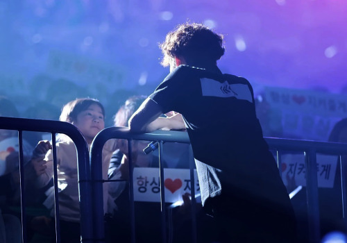 everybodyloveschen:chen with his little princess of the night ♥