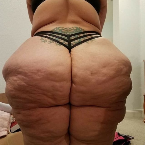 largebbwlover:shamelesswobblerfreakpickle: blacksupersizedasses: WHITE MONSTER BOOTIESYesss