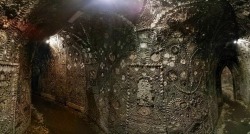 marzipanandminutiae:coolthingoftheday:The Shell Grotto is an underground passageway that was discovered in 1835 in Kent, England. Its winding corridors are adorned with a mosaic of over 4.6 million shells, and to this day, archaeologists have no idea