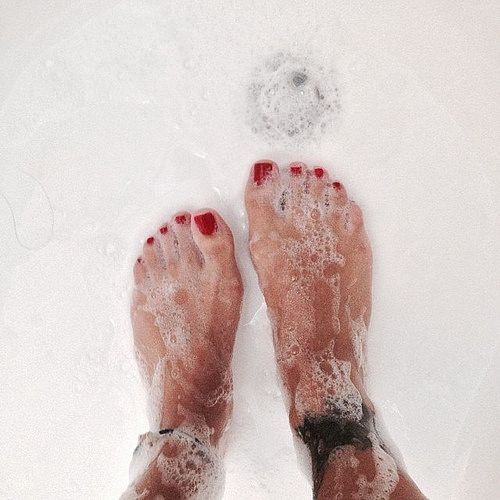 tribal-lion93:  Sexy soapy feet😍