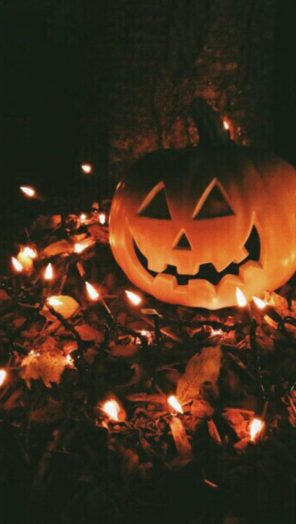 ehlockscreens: Lock screens to fulfill all of your Halloween needs  Like or reblog if you save, swee