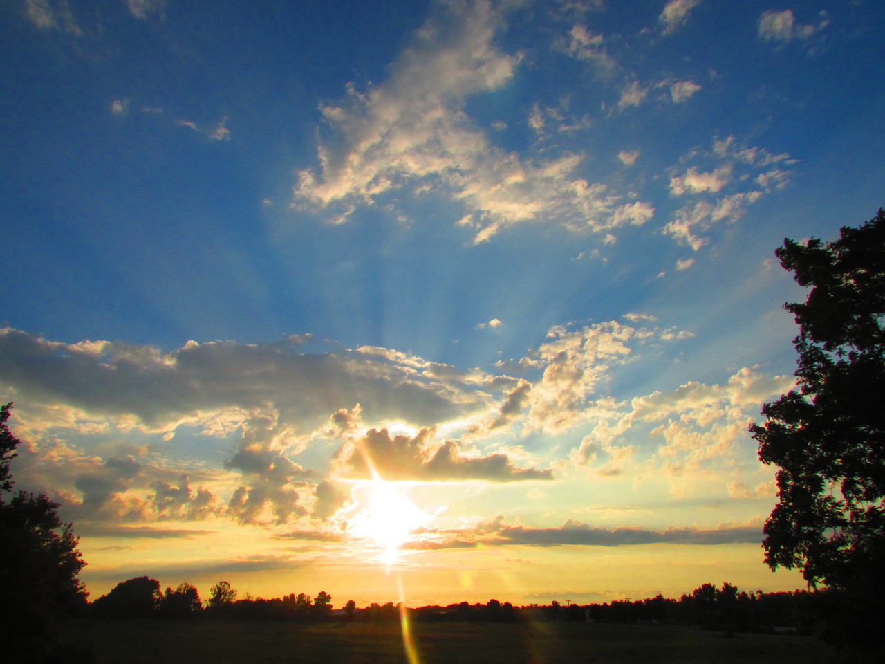 sunsets-and-sweet-tea:  so last week for the entire duration of a sunset I took my