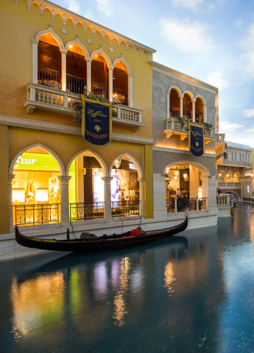 coiour-my-world:Canal de Venise au Venetian | Brichart Baptiste