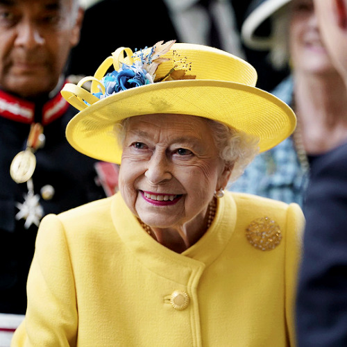 theroyalsandi: The Queen as she made a surprise visit to the Elizabeth Line at London’s Paddin
