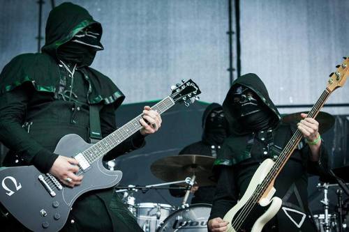 future-mrs-ghoul: I think the Nameless Bassist just came in this photo…Can’t blame him,