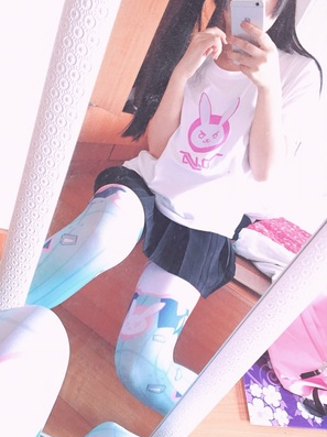 pockettokyo:  Everyone seems to really like these Overwatch D.Va thigh high socks–surprise!