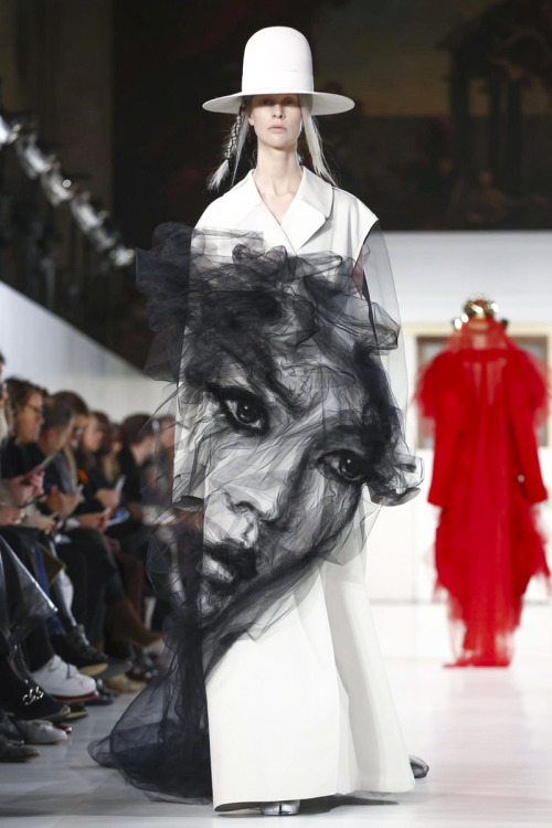 ranch-soda:  lookslikeanewtrend:  Maison Margiela Haute Couture S/S 2017  Is that a fucking ghost?