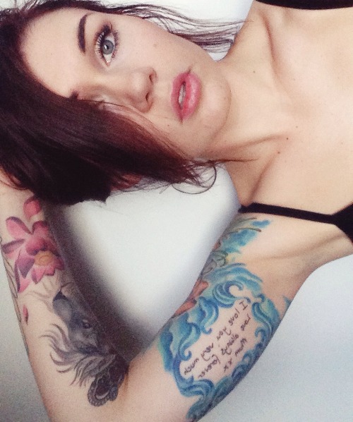 nipplecunt:  rose-j:  kinkyrita:  rose-j:  short hair don’t careeee ♡  babe  ilyyyy  girls