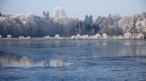 mariaslozak: An early 20th-century manor house on Pas-du-Houx, the largest pond in the forest of Pai