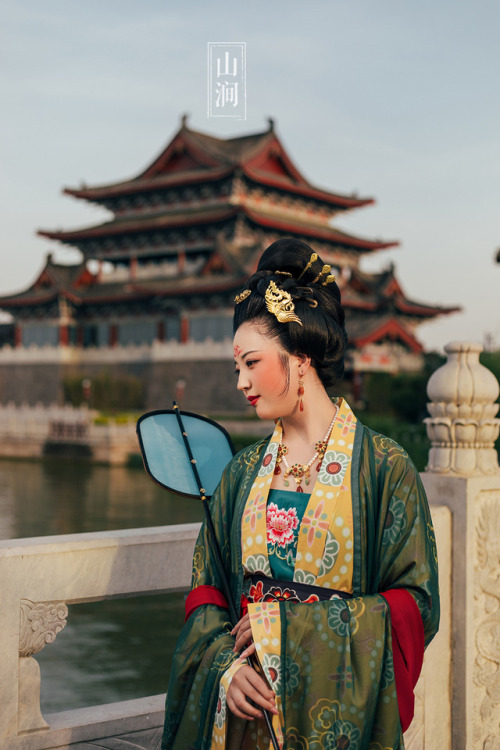 fouryearsofshades: 山涧 服饰 Traditional Chinese Hanfu - Type: Tang Dynasty-style wedding dress.