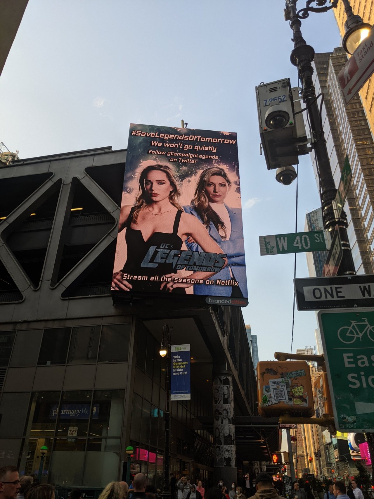 Time wives take over New York. #legends of tomorrow #avalance#caity lotz#jes macallan#feels right #(i did not take these photo i linked to the twitter who did in the caption)