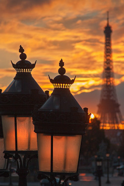 Atraversso:  Eiffel Tower | Paris  By Kah Kit Yoong 