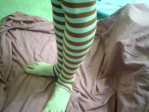 Foot special #3Last pictures! I’ll probably take some more tomorrow when it’s light, and when I’ve charged my cameras. Look forward to more, with some bare cheeks! >:3 