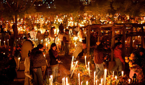 sweetdreamsqueen:Día de muertos en México.Images: (Internet).