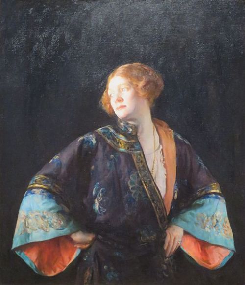 Paintings of Western women in Manchu-styled outfits 