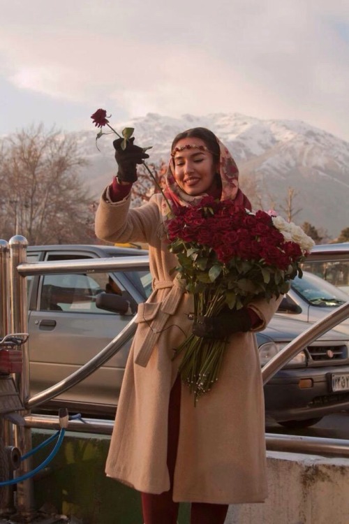 old-is-gold-: Saleswoman Roses | Tehran, Iran. بائعة الورد | طهران، إيران. 