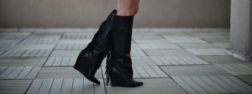 Fashion blogger Duygu Senyurek in Mango fringed boots.Source:  duygusenyurek.com - All About Black