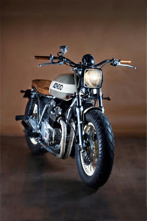 thezainist:  Hip to be square: the styling of this custom Yamaha XJ650 from Spain’s Ad Hoc Cafe Racers is bang on trend.