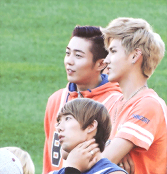 erigoomis:  Daeryong surrounded by new SM cousins Henry and Kris~ 