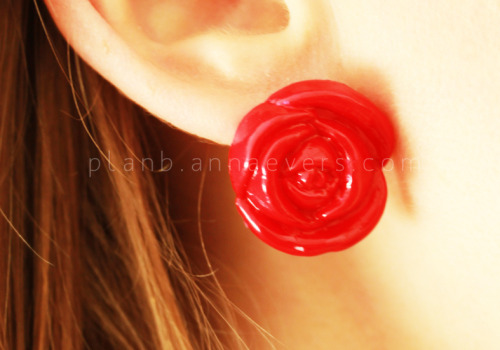 alfabettezoupe:  DIY Rose Earrings  Going to do this instead of buying earings