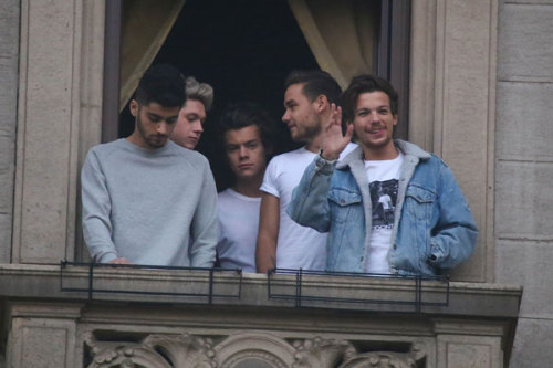 glouing: The boys slowly all getting on the balcony in Milan 12/12/13 