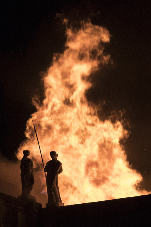 speciesbarocus: Flames engulf the 200-year-old National Museum of Brazil, in Rio de Janeiro, Sunday, Sept. 2, 2018.