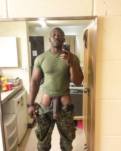 jungledreads:  thatmufuckaphat:  Oweee  Oh shit. Buff dude big dick