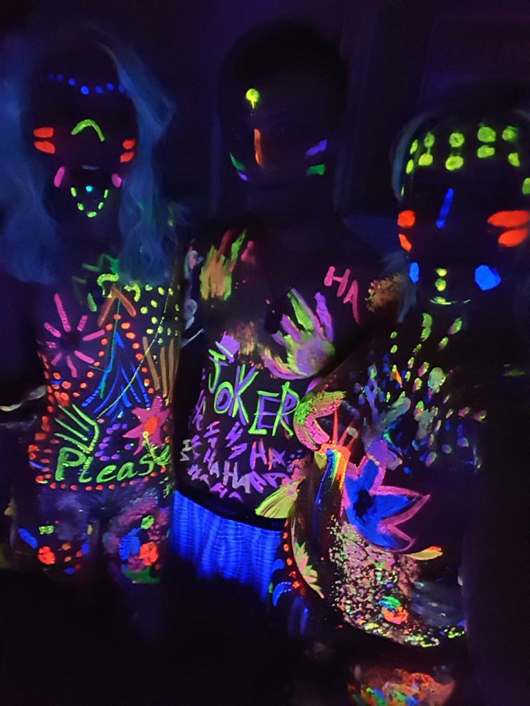 rolledtightmarie:  Playing with SEXY  blacklight paint ;) (while black canary had