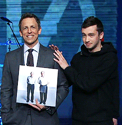 finnpoed:Tyler Joseph + Seth Meyer’s shoulder