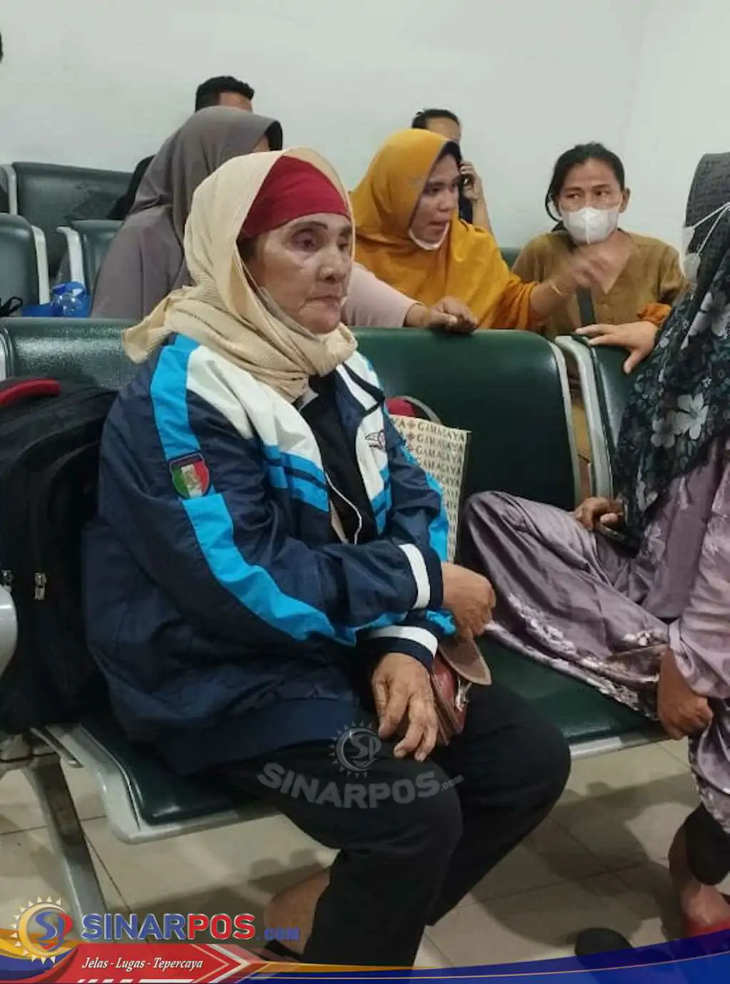 Tangisan Haru di Ruang ICU: Keprihatinan Ibu Tiur Simamora atas Kondisi Kritis Keponakan yang Dibesarkannya Sejak Kecil